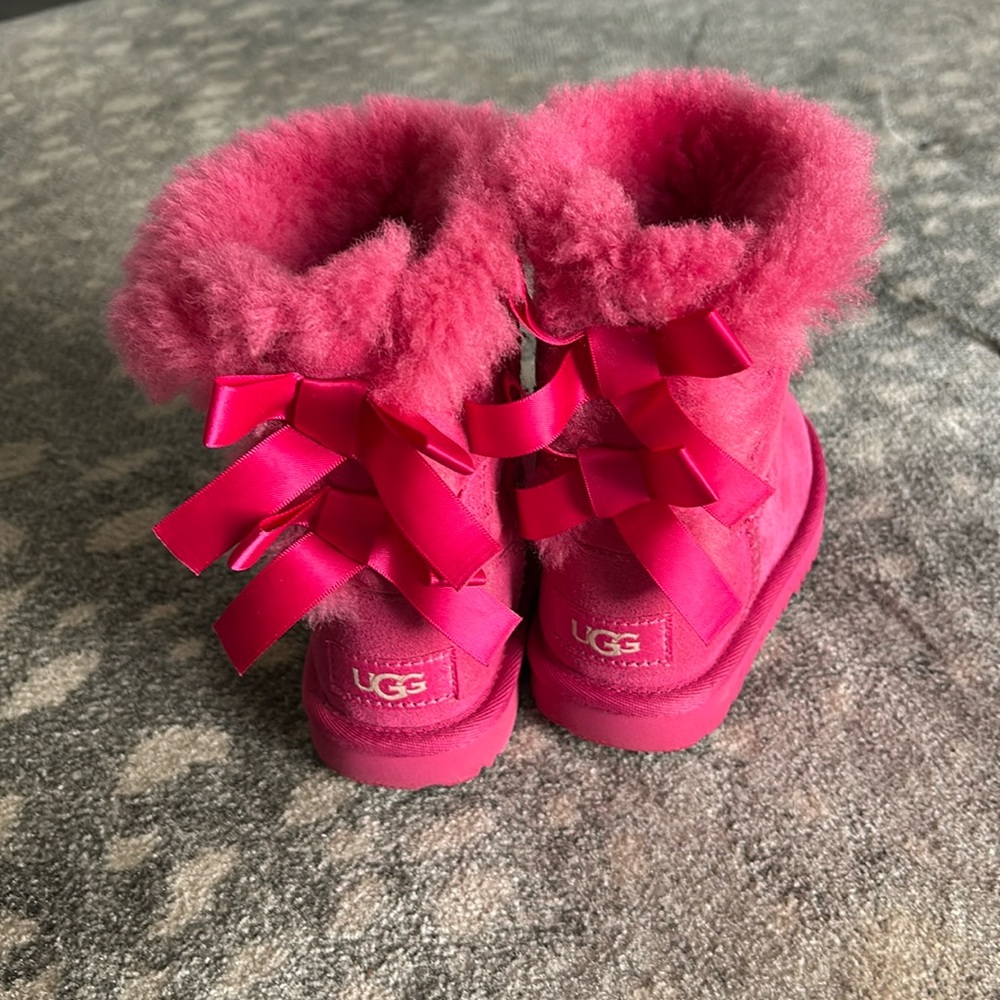 Toddler UGG boots w/ bows size 9